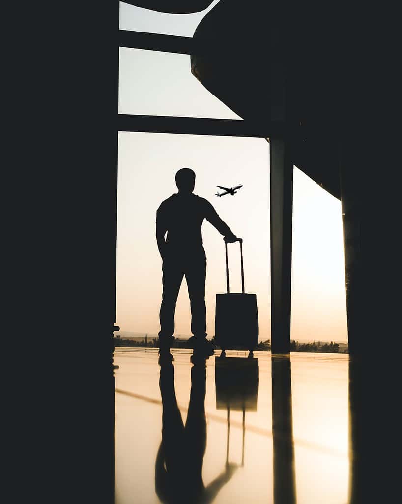 Un homme prêt pour un nouveau voyage, avec la maîtrise de la conversation anglais voyage grâce à swaplang.