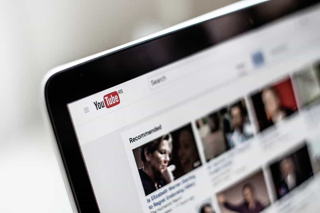 Capture d'écran de la page d'accueil YouTube avec une recherche de 'Conversation en anglais youtube' - une ressource précieuse pour l'apprentissage de l'anglais.